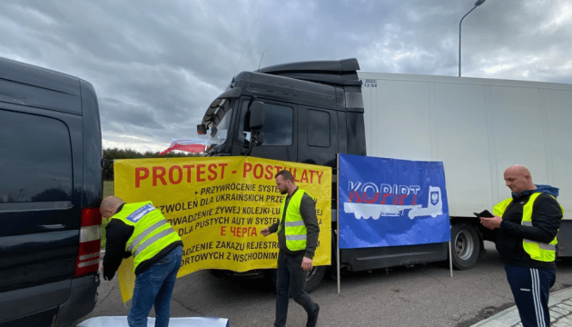 Польські перевізники продовжують блокувати рух українських вантажівок
