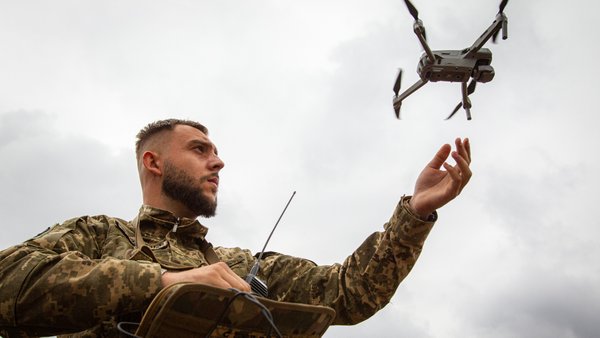 Військовослужбовець запускає дрон у Житомирській області, Україна