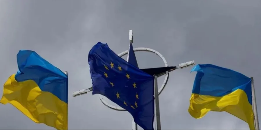 Прапори України та ЄС