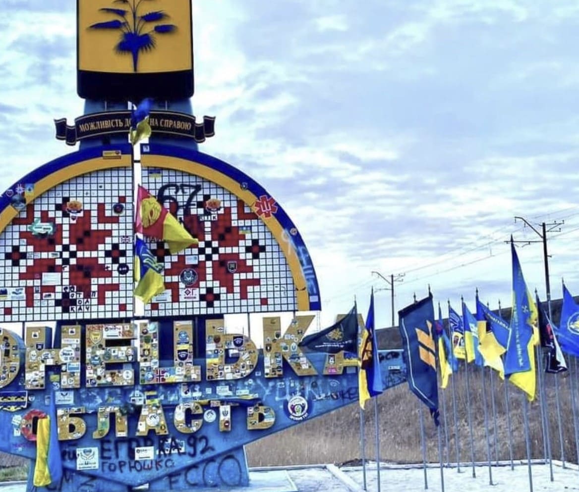 Військові оновили стелу на в’їзді у Донеччину